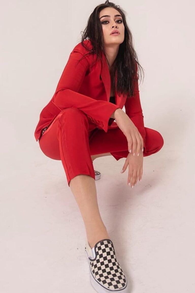 Esra Bilgiç Height, Weight, Age (Turkish Celebrities) - Celebrity